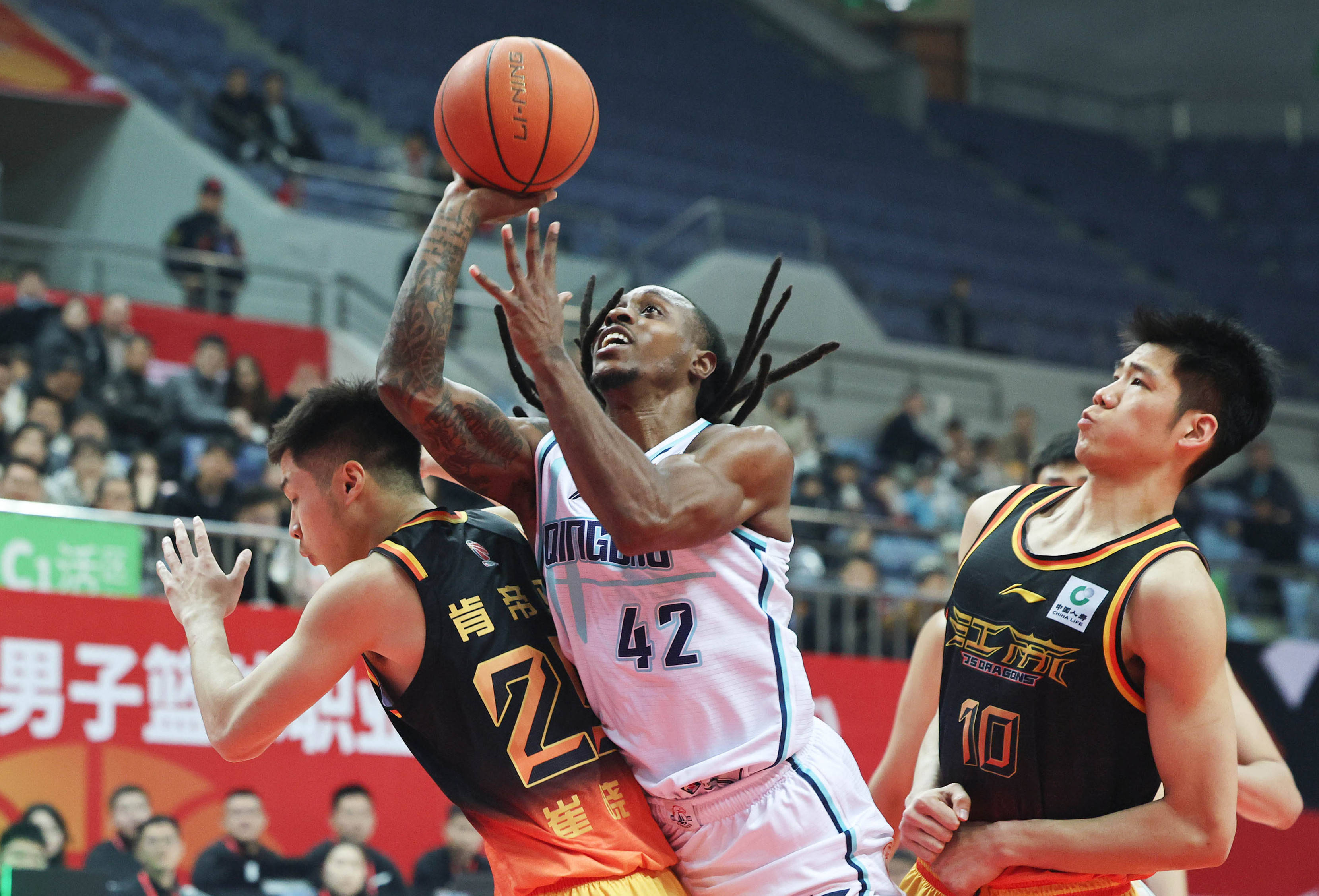 CBA季后赛赛程吃紧，山东泰山冲刺阶段篮板制胜，悬念犹存，球队文化再被提及的简单介绍开云中国官网